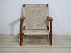 Poltrona di provenienza Indiana con corda intrecciata su struttura in legno di teak. Prodotto unico ed artigianale al 100%. Pezzo unico. Dimensioni 76x70 h78, seduta 30cm.