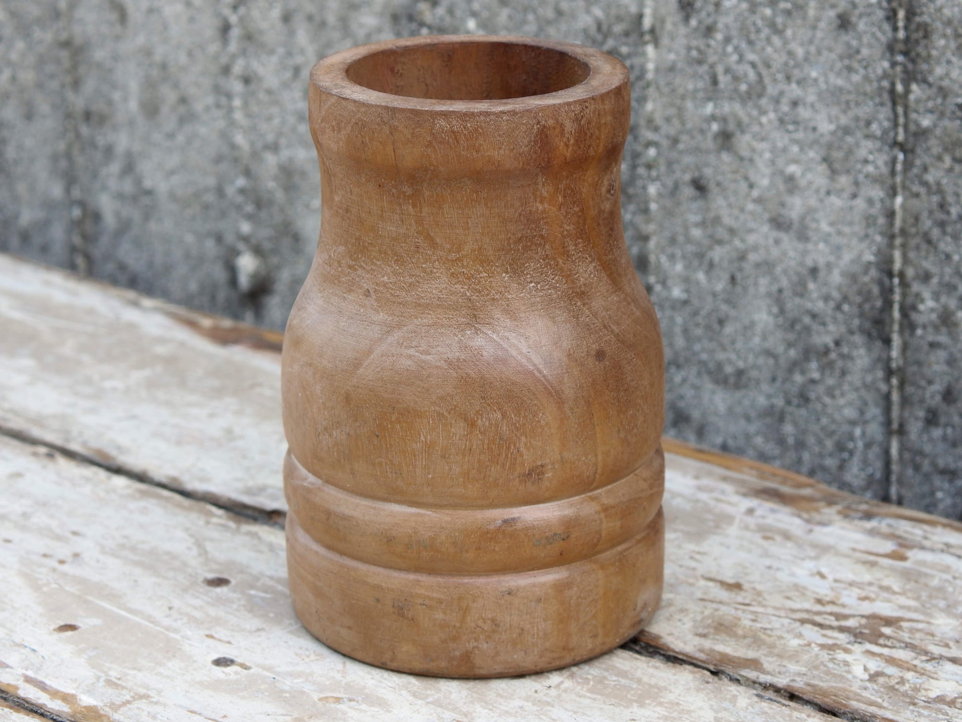 Vaso Indiano in legno, pezzo unico ricavato da un unico tronco di legno. Dimensioni diam 13 h 20 cm.  disponibili altri pezzi e colori come da foto.