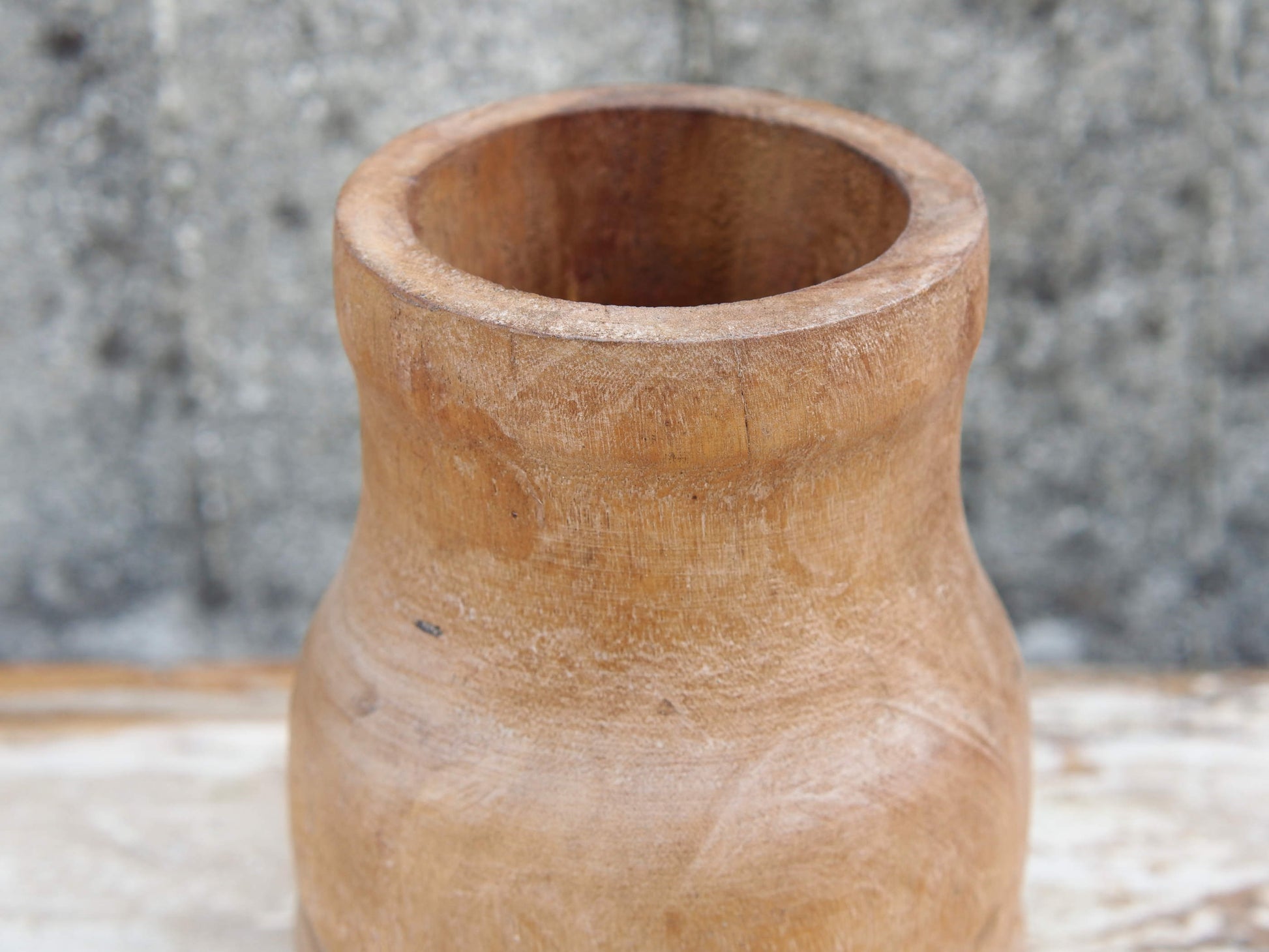 Vaso Indiano in legno, pezzo unico ricavato da un unico tronco di legno. Dimensioni diam 13 h 20 cm.  disponibili altri pezzi e colori come da foto.