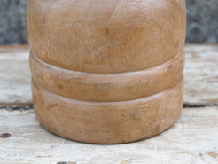 Vaso Indiano in legno, pezzo unico ricavato da un unico tronco di legno. Dimensioni diam 13 h 20 cm.  disponibili altri pezzi e colori come da foto.