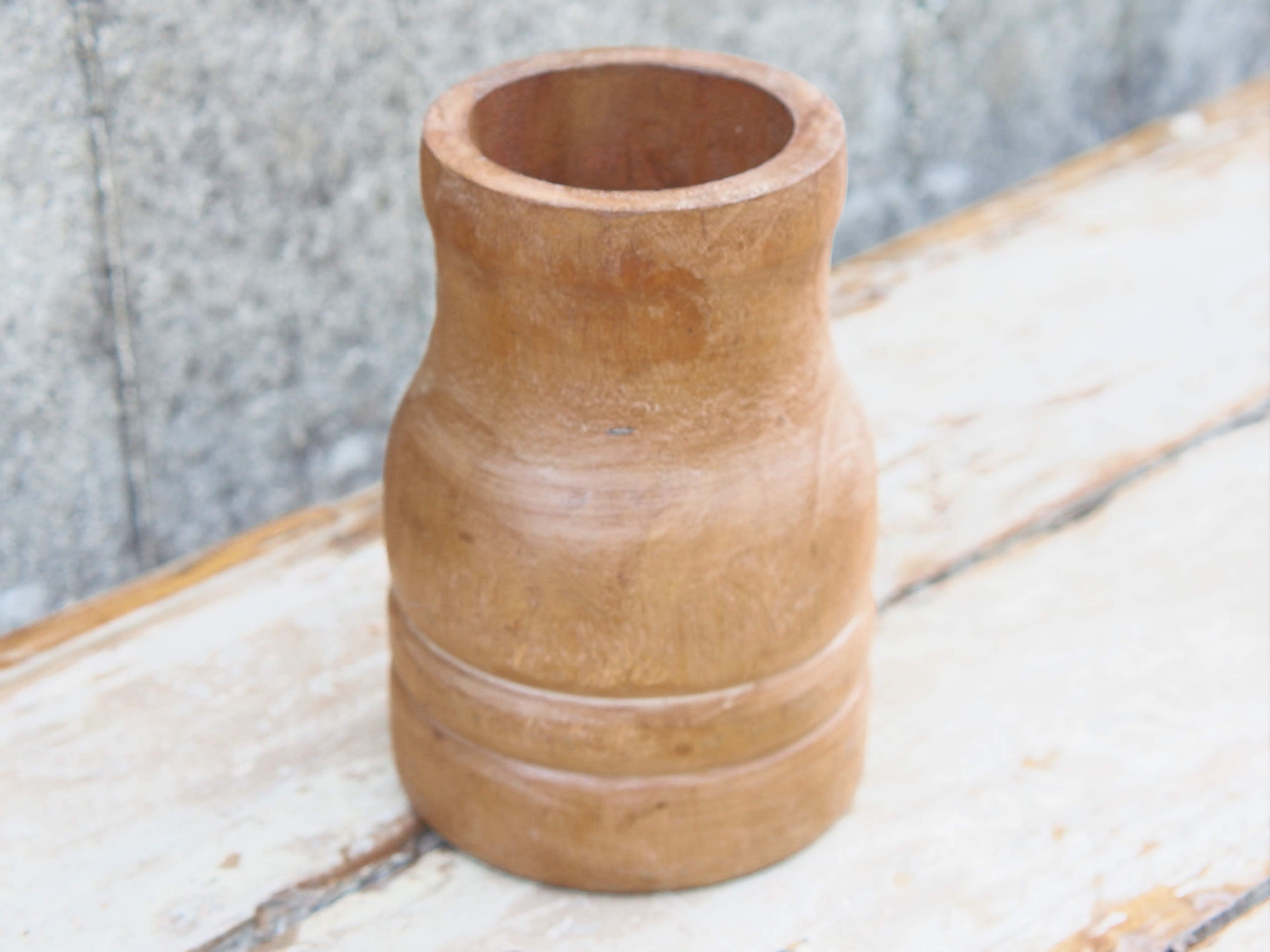 Vaso Indiano in legno, pezzo unico ricavato da un unico tronco di legno. Dimensioni diam 13 h 20 cm.  disponibili altri pezzi e colori come da foto.