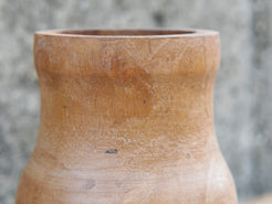 Vaso Indiano in legno, pezzo unico ricavato da un unico tronco di legno. Dimensioni diam 13 h 20 cm.  disponibili altri pezzi e colori come da foto.