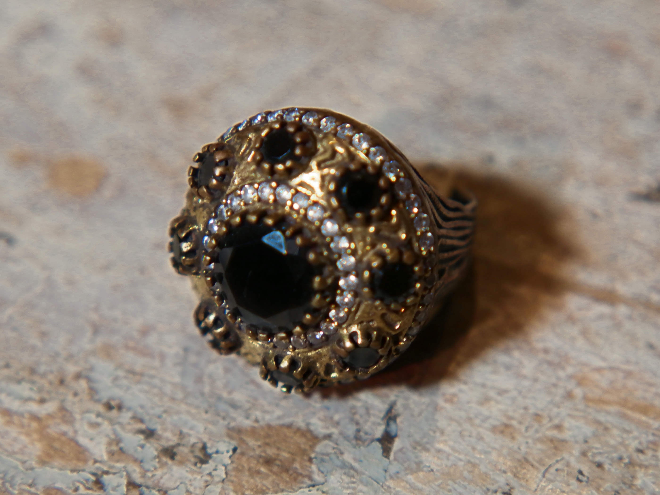 anello turco in stile arabo, argento, granato e zirconi. top quality stone, lavorati a mano, cesellato artigianalmente .  misura anello 12, dimensioni frontale diametro 2.5, spessore totale 3cm, peso 11 gr