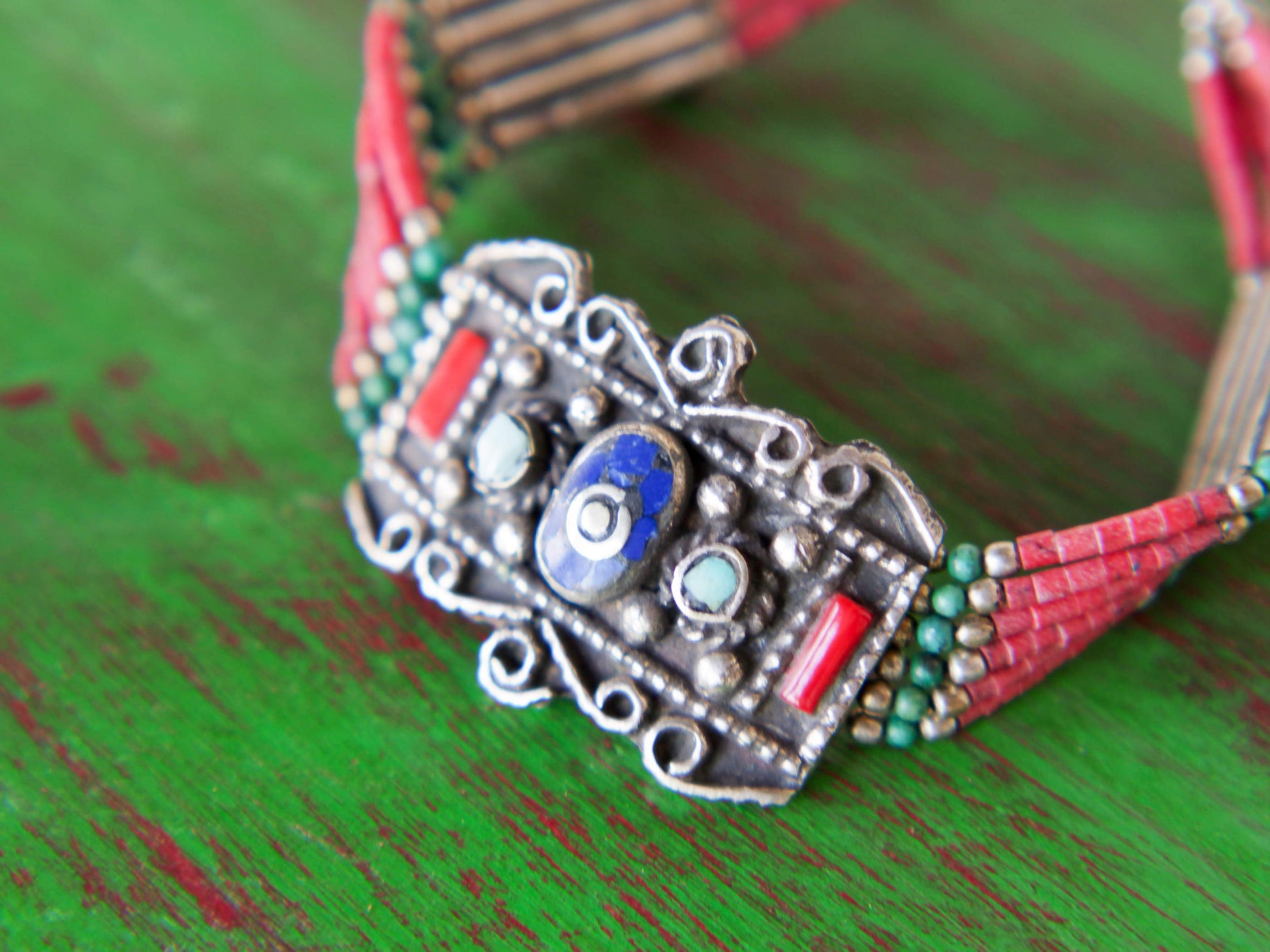 bracciale nepalese, tibetano in argento e pietre semipreziose, turchese e corallo, chiusura a scorrimento. lavorato a mano pezzo unico tribale.  altezza bracciale 2.5cm, lunghezza minima 21, massima 31, peso 27gr 