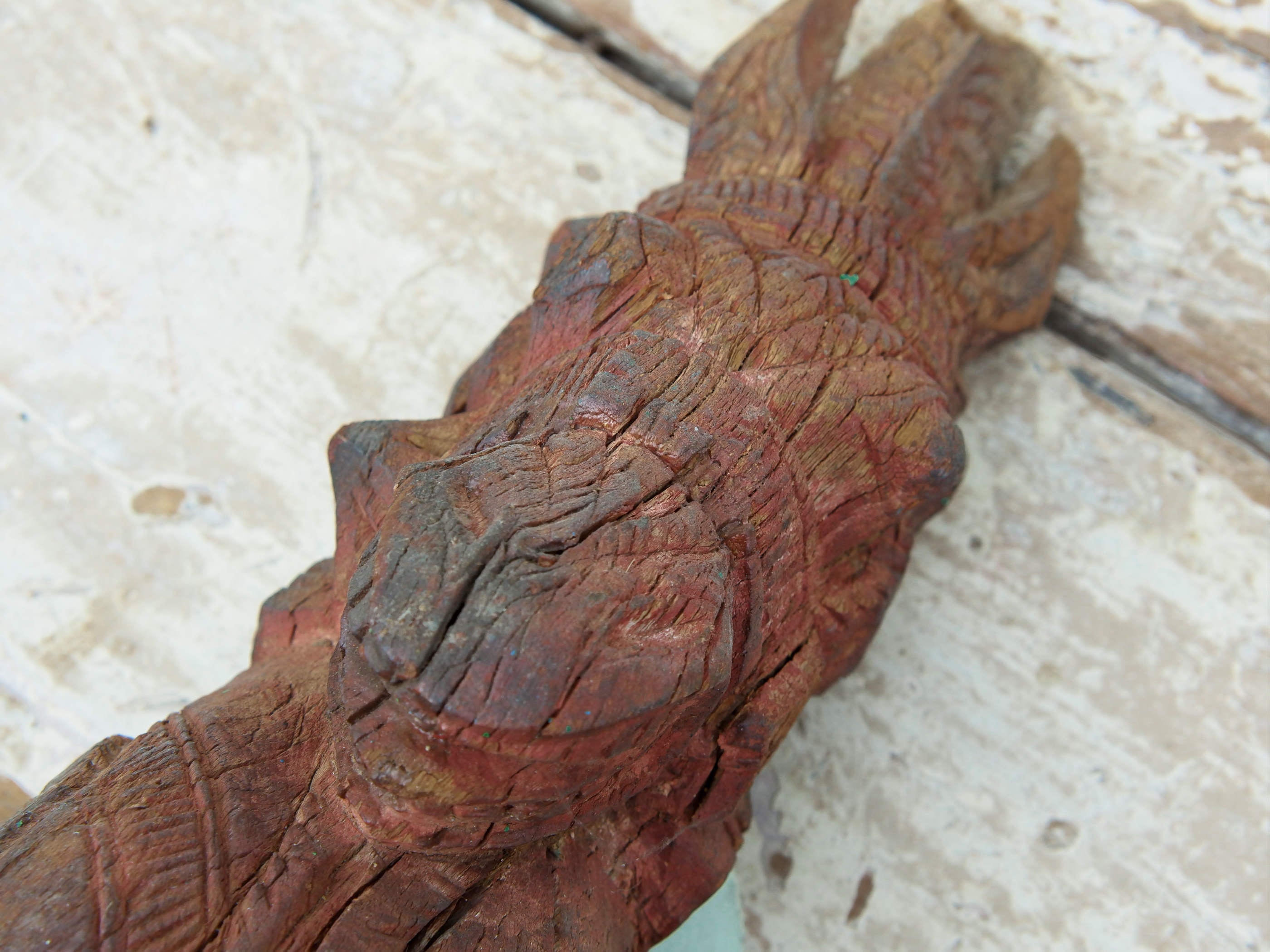 Antica statua indiana raffigurante un cavallo in legno di teak inciso, databile primi 900. Unico e conservato perfettamente, si nota la patina del tempo e l'usura naturale dell'oggetto.dimensioni 10x8 h30cm