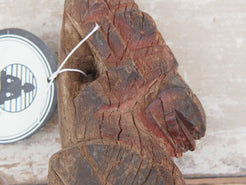 Antica statua indiana raffigurante un cavallo in legno di teak inciso, databile primi 900. Unico e conservato perfettamente, si nota la patina del tempo e l'usura naturale dell'oggetto.dimensioni 10x8 h30cm