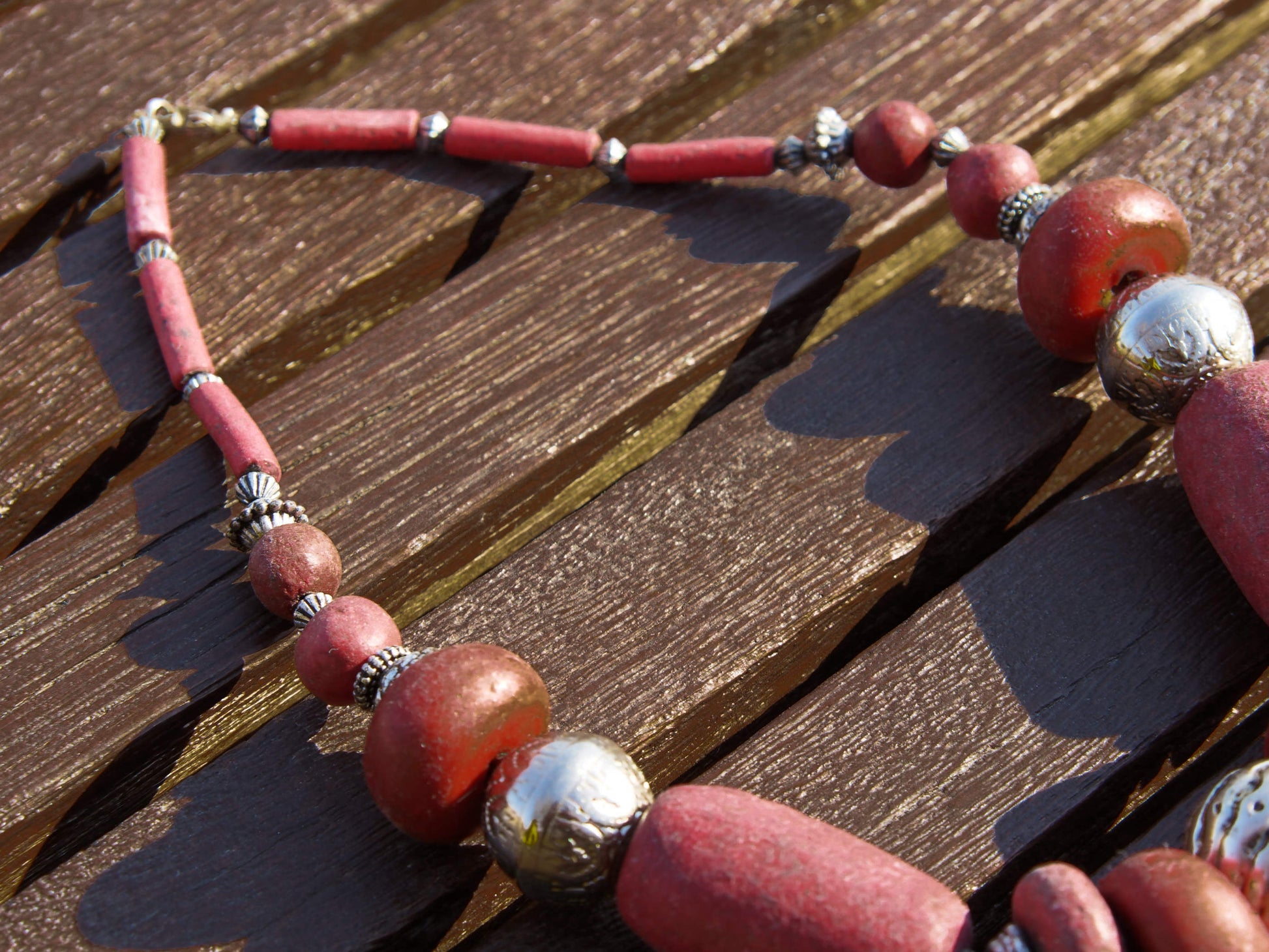 Collana tribale Amazigh, Berbera. Fatta a mano da artigiani berberi tradizionali con perline in pietre, corna, resine plastiche e vegetali naturali , alcuni pezzi in argentone. Il diametro massimo della collana è di 2cm. Pezzo unico di origine tribale. lunghezza 55cm, peso 150 gr