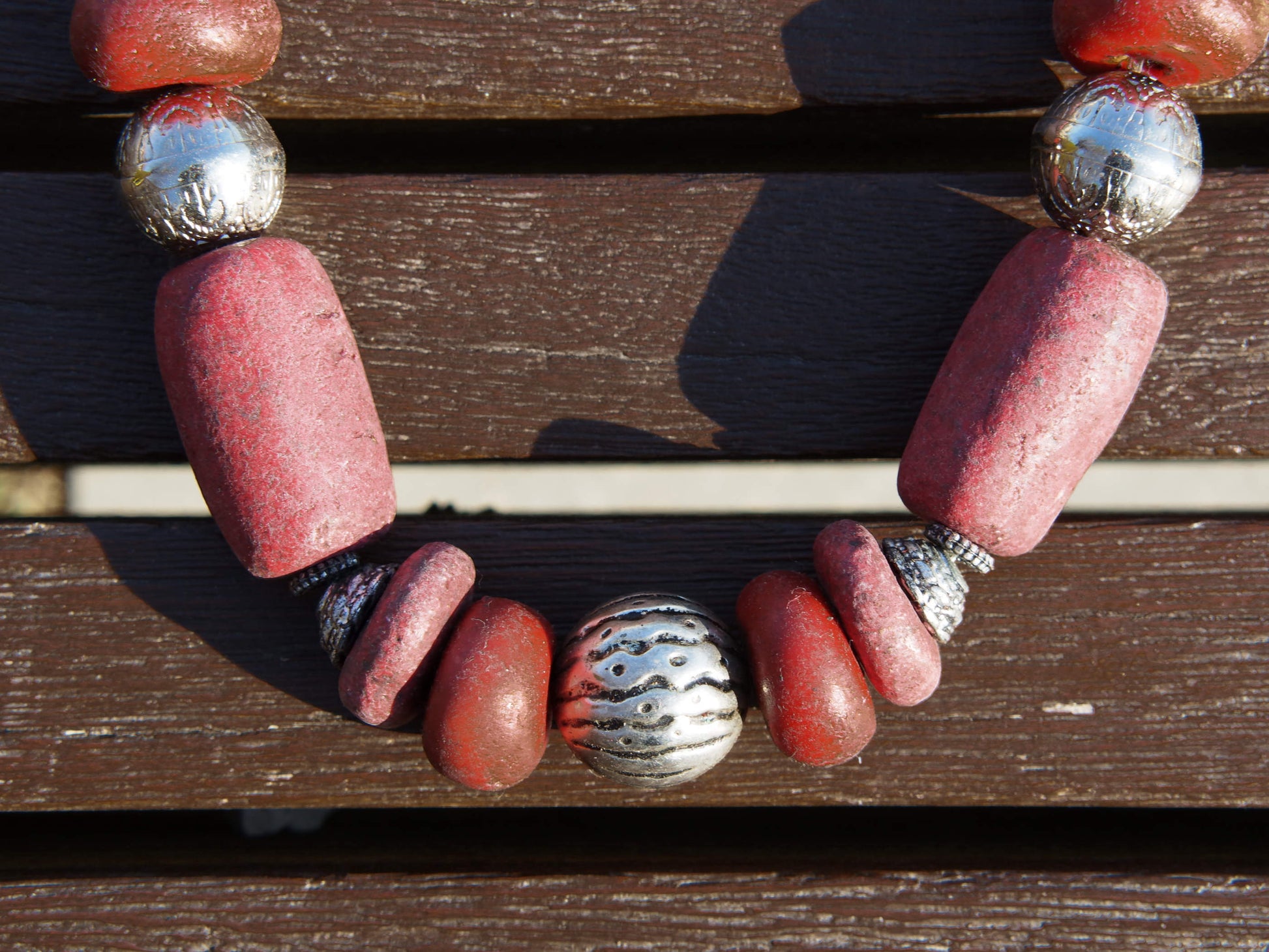 Collana tribale Amazigh, Berbera. Fatta a mano da artigiani berberi tradizionali con perline in pietre, corna, resine plastiche e vegetali naturali , alcuni pezzi in argentone. Il diametro massimo della collana è di 2cm. Pezzo unico di origine tribale. lunghezza 55cm, peso 150 gr