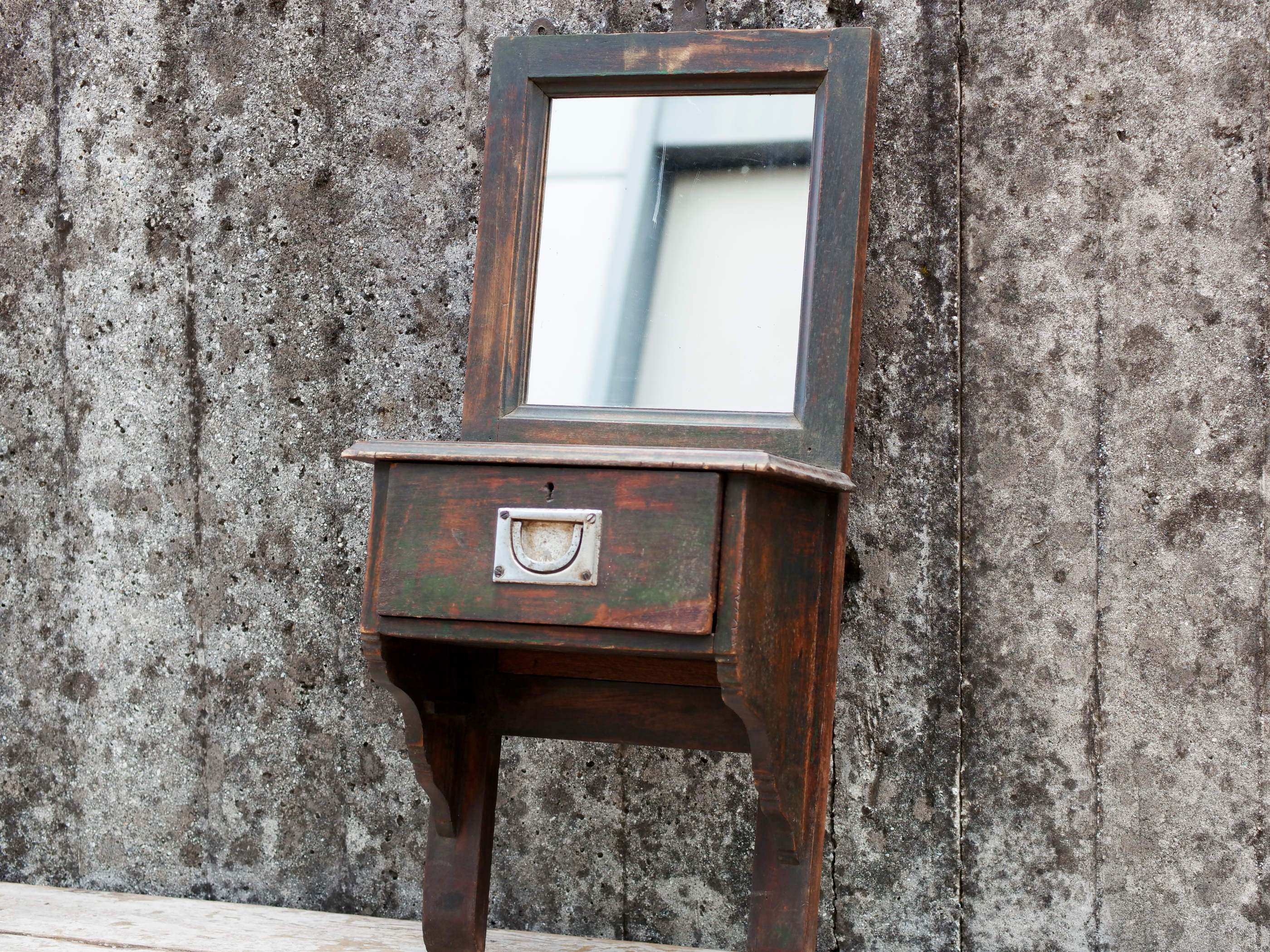 Mirror barber India, vecchio specchio da barbiere in legno di teak con un piccolo vano. Databile primi 900. Dimensioni 32x18 h70cm