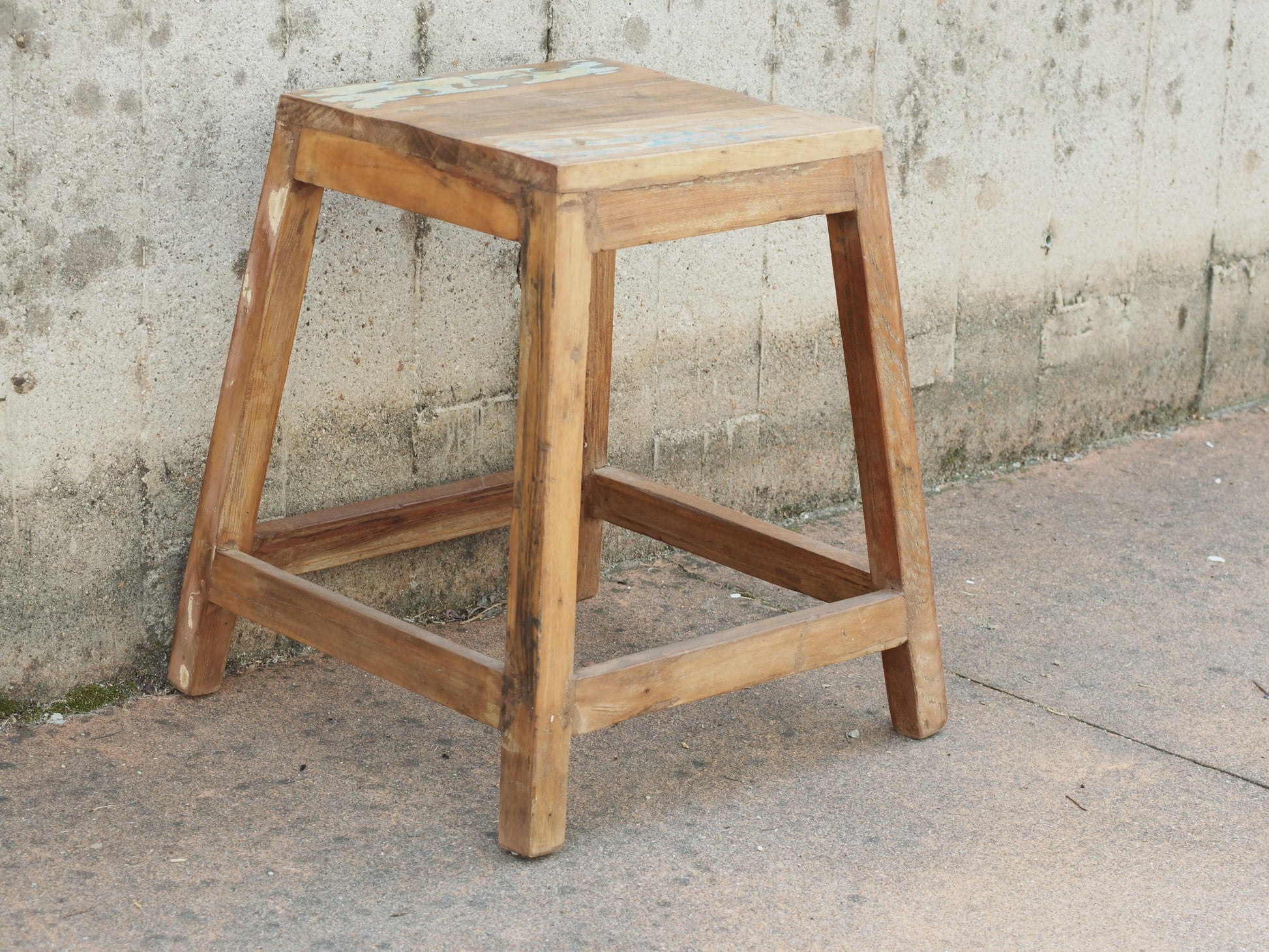 Sgabello in legno di teak riciclato. Prodotto unico ed artigianale al 100%. India.  Dimensioni 39x39 h45cm.