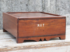 scatola, box indiano in legno di teak con apertura scorrevole . scatola costruita ed assemblata artigianalmente, databile prima metà 900. tutta originale in ogni parte.  dimensioni 31x38 h14cm