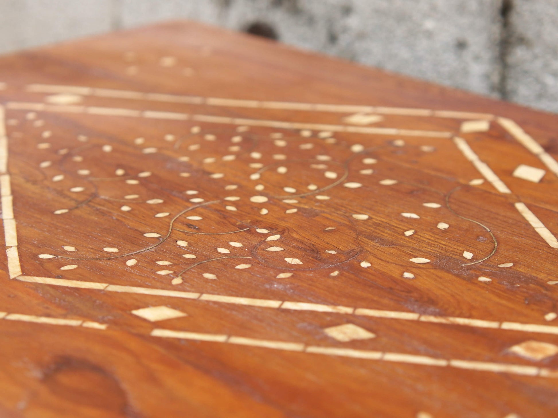 Tavolino Indiano con cassetto, in legno di teak con intarsi in osso. Pezzo unico di finitura artigianale .  Dimensioni 61x40 h34cm