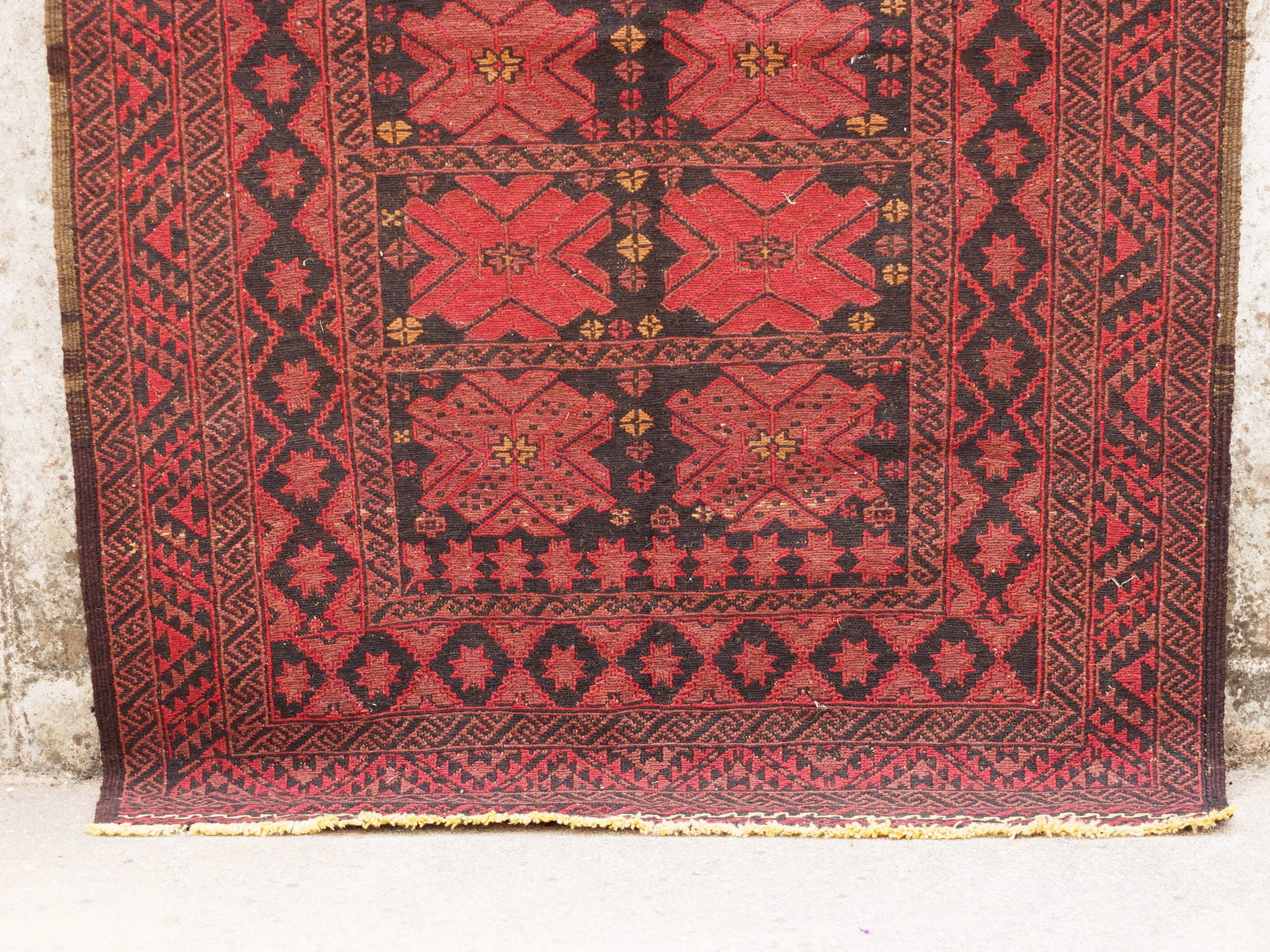 Tappeto in lana Djidjim o djadjim , sostanzialmente una versione dei Kilim. Meno elaborati più "moderni" non tanto come epoca ma come design. Il tappeto è in lana annodata a mano, tutti colori sono ottenuti da pigmenti naturali. Raro e di difficile reperibilità.  Dimensioni 123x190cm