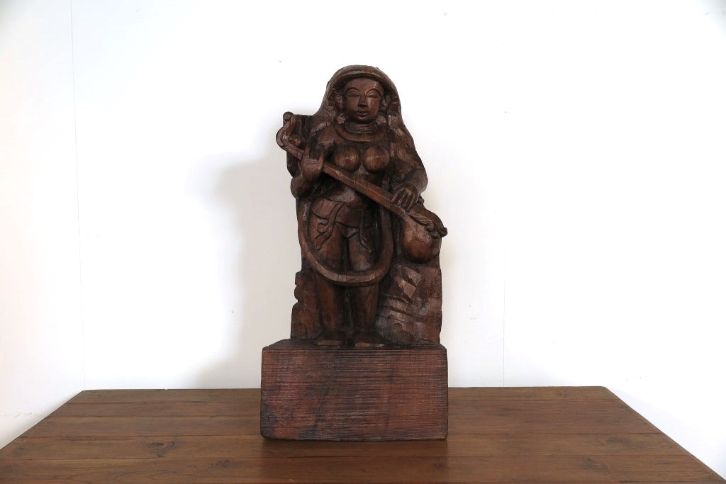 Statua Sarasvati in legno , tronco di teak inciso , 30x15h.70 databile metà 900 , pezzo unico lavorato artigianalmente . Sarasvatī è venerata sin dall'epoca vedica come dea della conoscenza e delle arti, della letteratura, musica, pittura e poesia, ma anche della verità, del perdono, delle guarigioni e delle nascite Nel Vedānta viene invece citata come energia femminile e aspetto (shakti) di Brahmā, in particolare come personificazione della sua conoscenza; come nei testi più antichi, è venerata anche come 