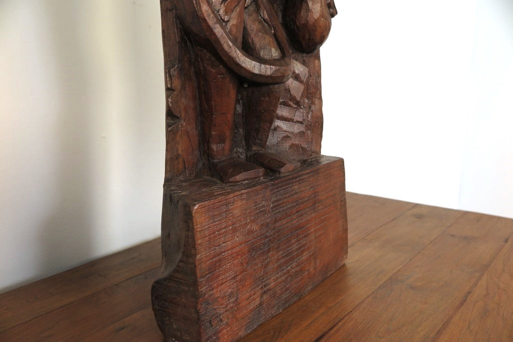 Statua Sarasvati in legno , tronco di teak inciso , 30x15h.70 databile metà 900 , pezzo unico lavorato artigianalmente . Sarasvatī è venerata sin dall'epoca vedica come dea della conoscenza e delle arti, della letteratura, musica, pittura e poesia, ma anche della verità, del perdono, delle guarigioni e delle nascite Nel Vedānta viene invece citata come energia femminile e aspetto (shakti) di Brahmā, in particolare come personificazione della sua conoscenza; come nei testi più antichi, è venerata anche come 