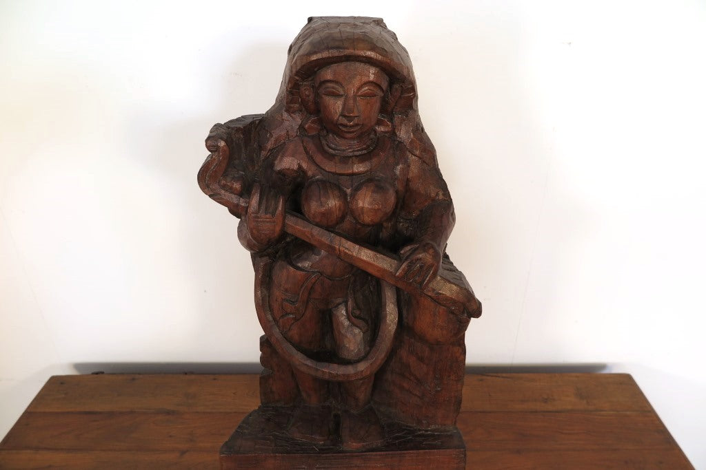 Statua Sarasvati in legno , tronco di teak inciso , 30x15h.70 databile metà 900 , pezzo unico lavorato artigianalmente . Sarasvatī è venerata sin dall'epoca vedica come dea della conoscenza e delle arti, della letteratura, musica, pittura e poesia, ma anche della verità, del perdono, delle guarigioni e delle nascite Nel Vedānta viene invece citata come energia femminile e aspetto (shakti) di Brahmā, in particolare come personificazione della sua conoscenza; come nei testi più antichi, è venerata anche come 