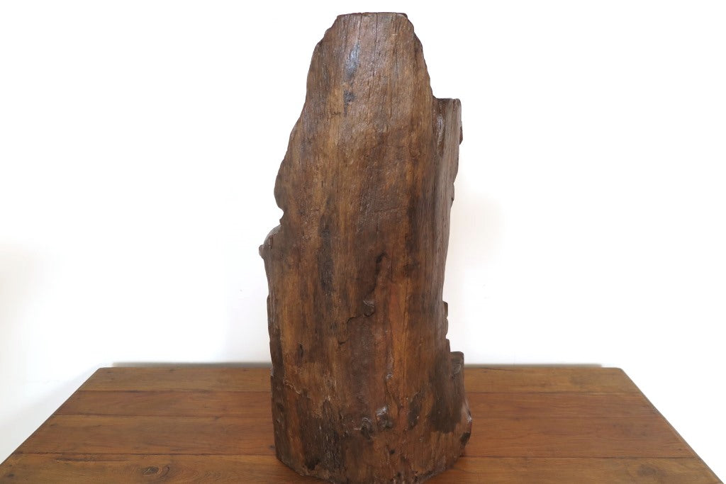 Statua Sarasvati in legno , tronco di teak inciso , 30x15h.70 databile metà 900 , pezzo unico lavorato artigianalmente . Sarasvatī è venerata sin dall'epoca vedica come dea della conoscenza e delle arti, della letteratura, musica, pittura e poesia, ma anche della verità, del perdono, delle guarigioni e delle nascite Nel Vedānta viene invece citata come energia femminile e aspetto (shakti) di Brahmā, in particolare come personificazione della sua conoscenza; come nei testi più antichi, è venerata anche come 