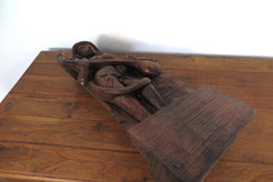 Statua Sarasvati in legno , tronco di teak inciso , 30x15h.70 databile metà 900 , pezzo unico lavorato artigianalmente . Sarasvatī è venerata sin dall'epoca vedica come dea della conoscenza e delle arti, della letteratura, musica, pittura e poesia, ma anche della verità, del perdono, delle guarigioni e delle nascite Nel Vedānta viene invece citata come energia femminile e aspetto (shakti) di Brahmā, in particolare come personificazione della sua conoscenza; come nei testi più antichi, è venerata anche come 