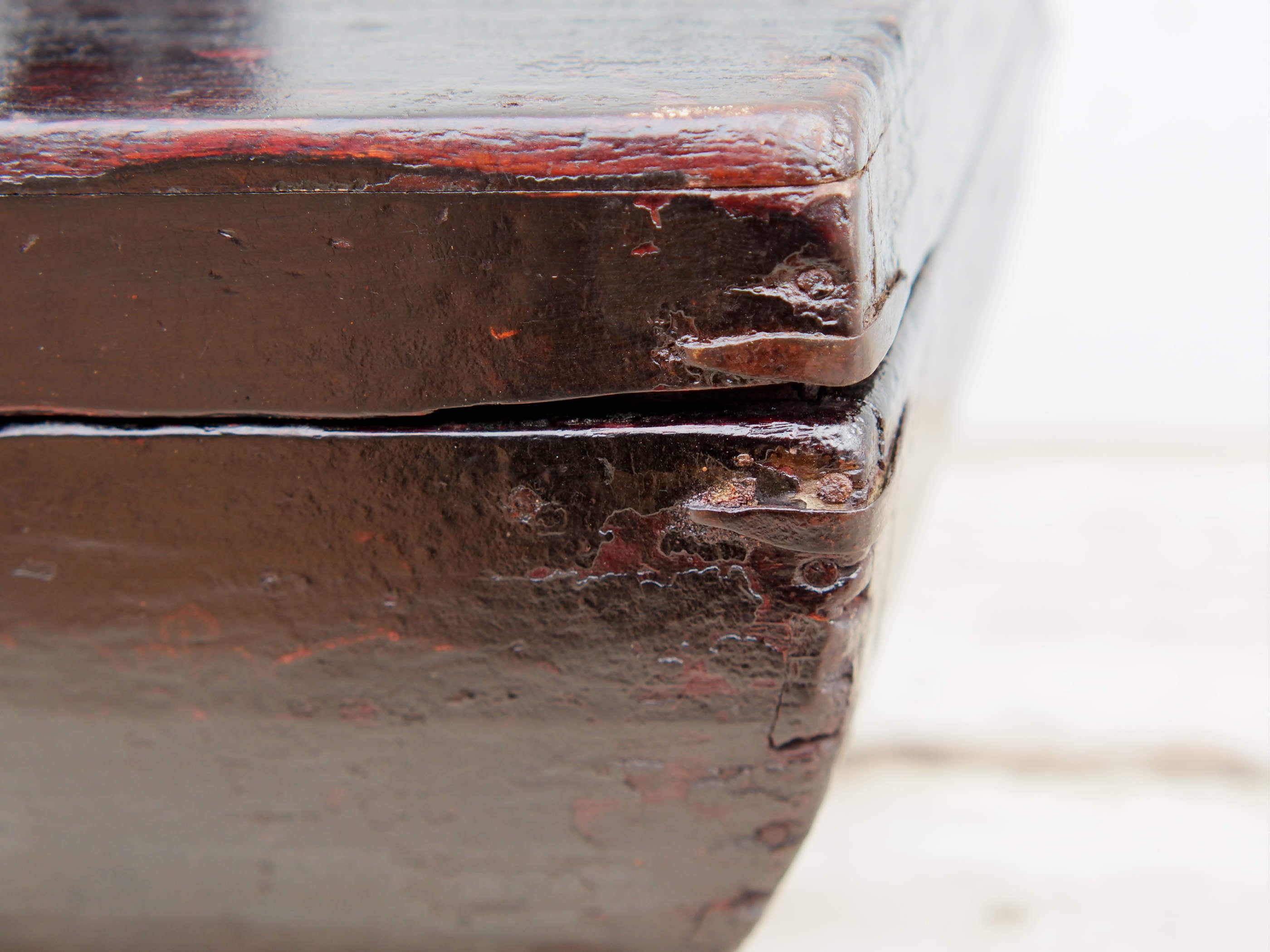 Scatola Portavivande In Legno,databile prima metà 900 .  legno di olmo laccato su base di gesso .  conservata al 100% in ogni sua parte .  Provenienza Cina,  Dipinto Nero. Dimensioni 25x35xh32 cm