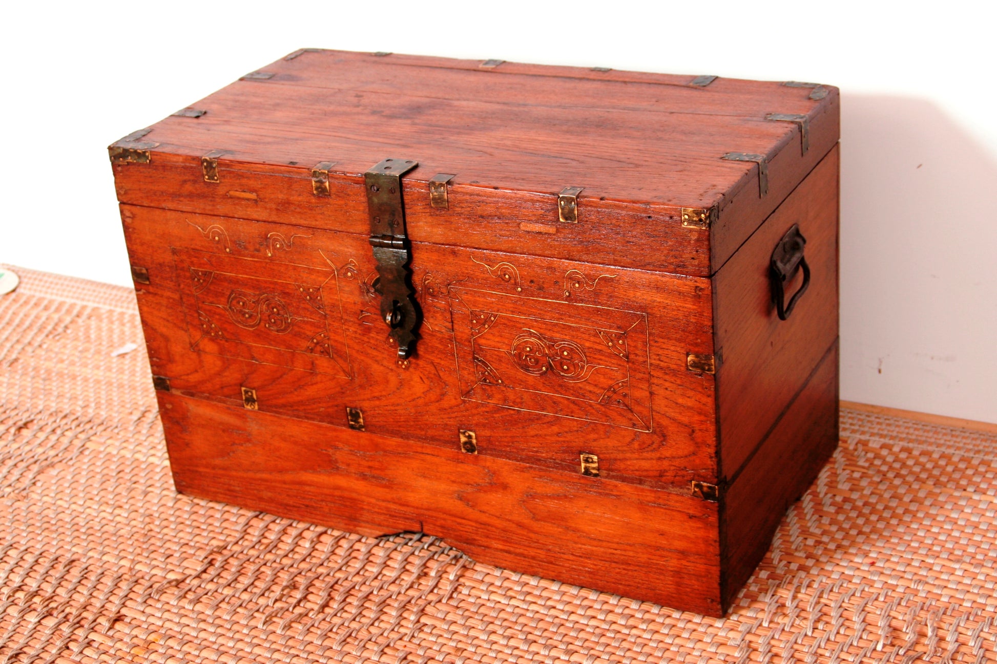 Baule coloniale indiano in legno di teak con incisioni in bronzo.Finemente lavorato internamente con piccoli scomparti e cassettini. Venivano usate in genere dagli inglesi per i continui spostamenti per contenere spezie, trucco e gioielli di uso giornaliero. Pezzo interamente originale e perfettamente integro, di difficile reperibilità. Databile fine '800 primi '900. Dimensioni 60x34xh42cm.