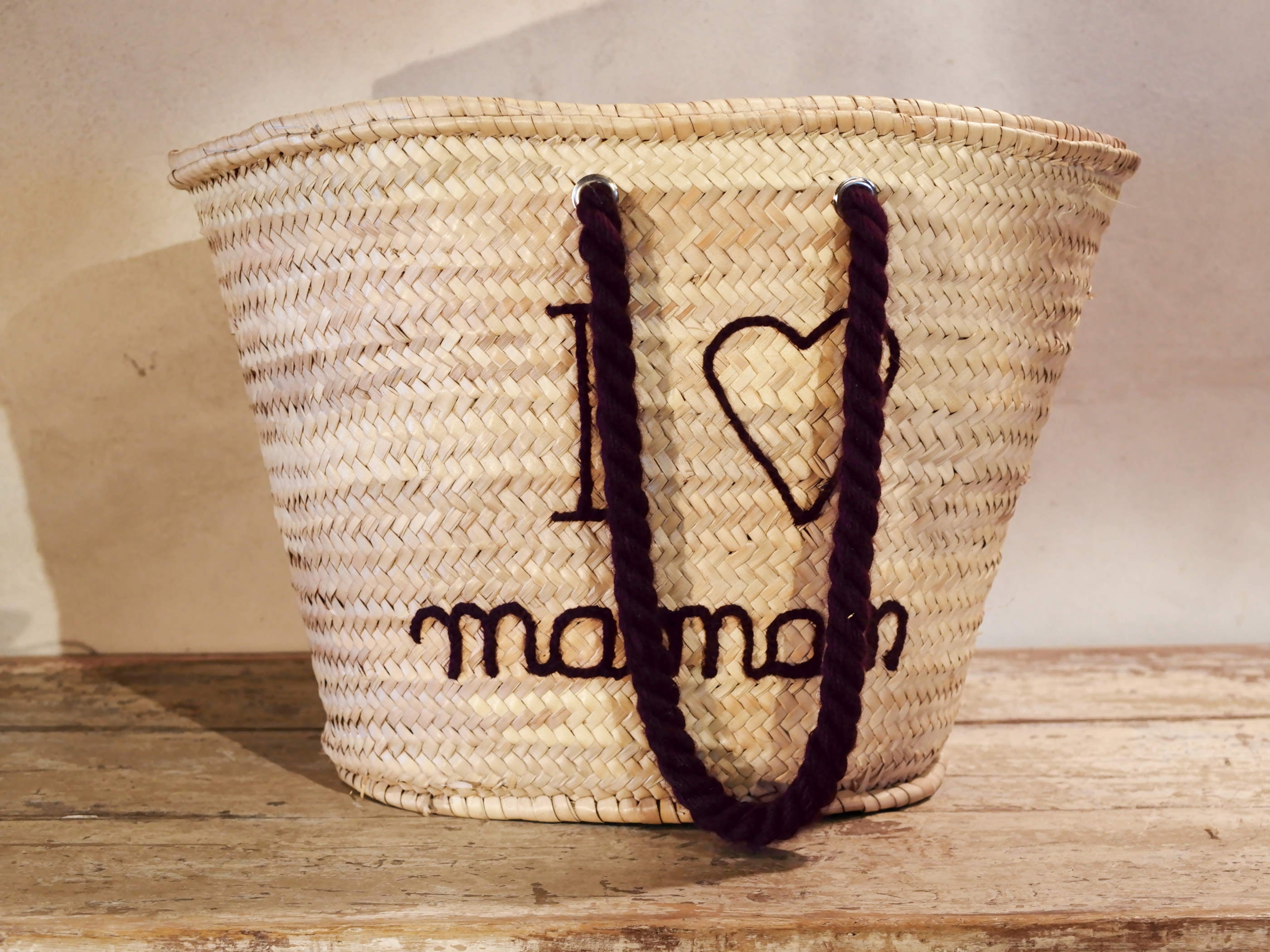 borsa marocchina lavorata artigianalmente in paglia intrecciata con con ricamo "i love maman". Pezzo unico. Dimensioni 53x36    h38cm  prezzo originale euro 55, scontato euro 40    per info ed ulteriori foto info@etniko.it facebook / instagram / pinterest : etnikobycrosato 0039 3338778241