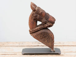 Antica statua indiana raffigurante un cavallo in legno di teak inciso con basamento in metallo. Si nota la patina del tempo e l'usura naturale dell'oggetto. Unico e conservato perfettamente é databile primi 900. dimensioni 15x33 h44cm