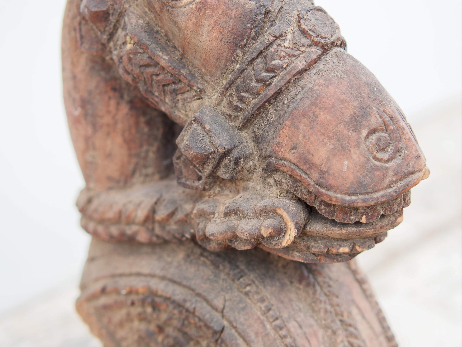 Antica statua indiana raffigurante un cavallo in legno di teak inciso con basamento in metallo. Si nota la patina del tempo e l'usura naturale dell'oggetto. Unico e conservato perfettamente é databile primi 900. dimensioni 15x33 h44cm