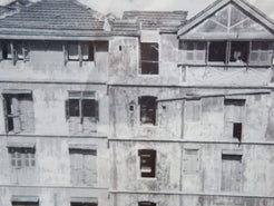 Vecchia fotografia indiana raffigurate un edificio, cornice e foto databili anni 70/80, pezzo unico conservato originale .  Provenienza Indiana, legno e foto .  dimensioni cornice 60x50cm.    per ulteriori info o dettagli  mail info@etniko.it watshapp 0039 3338778241  instagram / facebook / etsy : etnikobycrosato