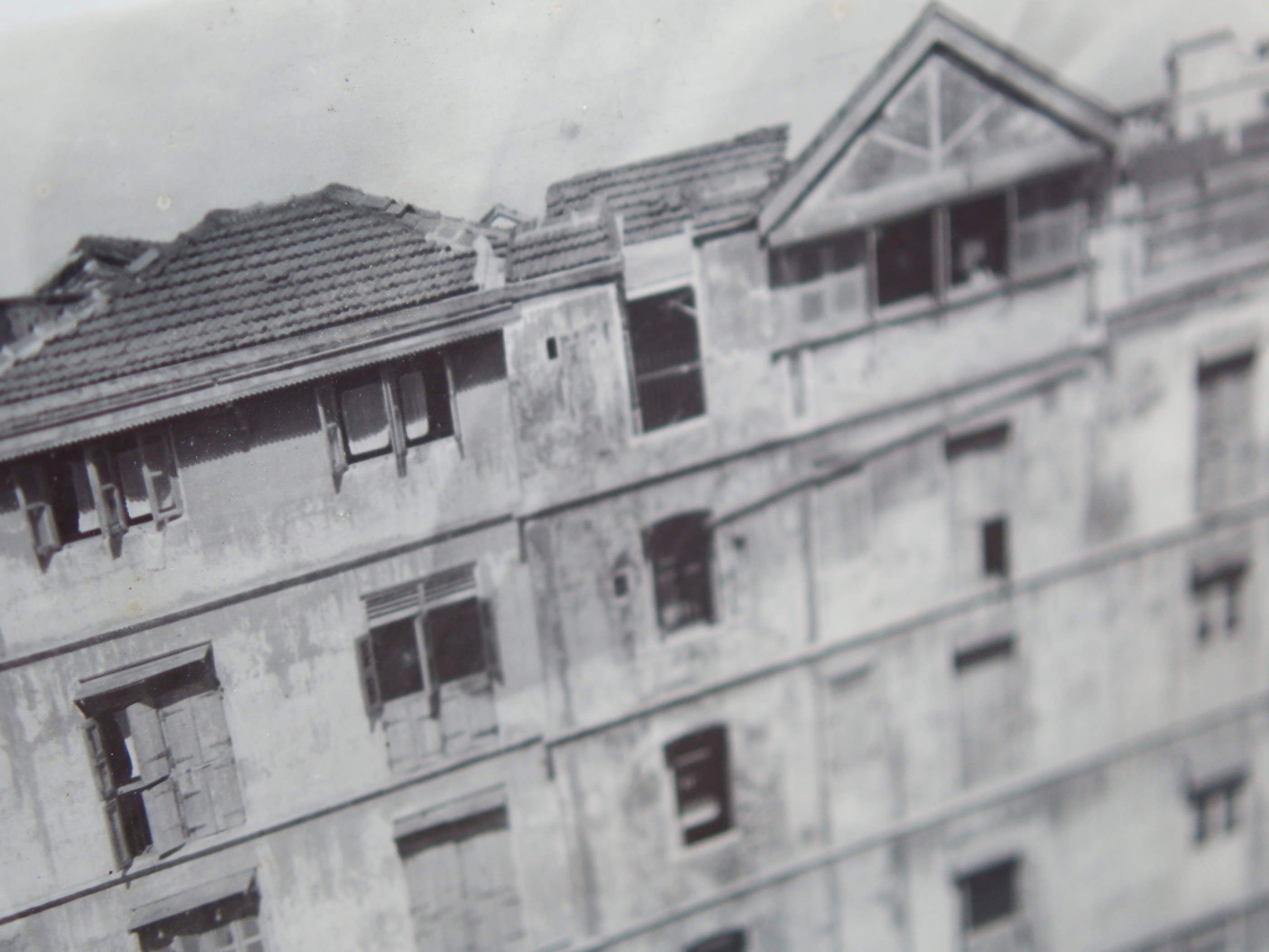 Vecchia fotografia indiana raffigurate un edificio, cornice e foto databili anni 70/80, pezzo unico conservato originale .  Provenienza Indiana, legno e foto .  dimensioni cornice 60x50cm.    per ulteriori info o dettagli  mail info@etniko.it watshapp 0039 3338778241  instagram / facebook / etsy : etnikobycrosato