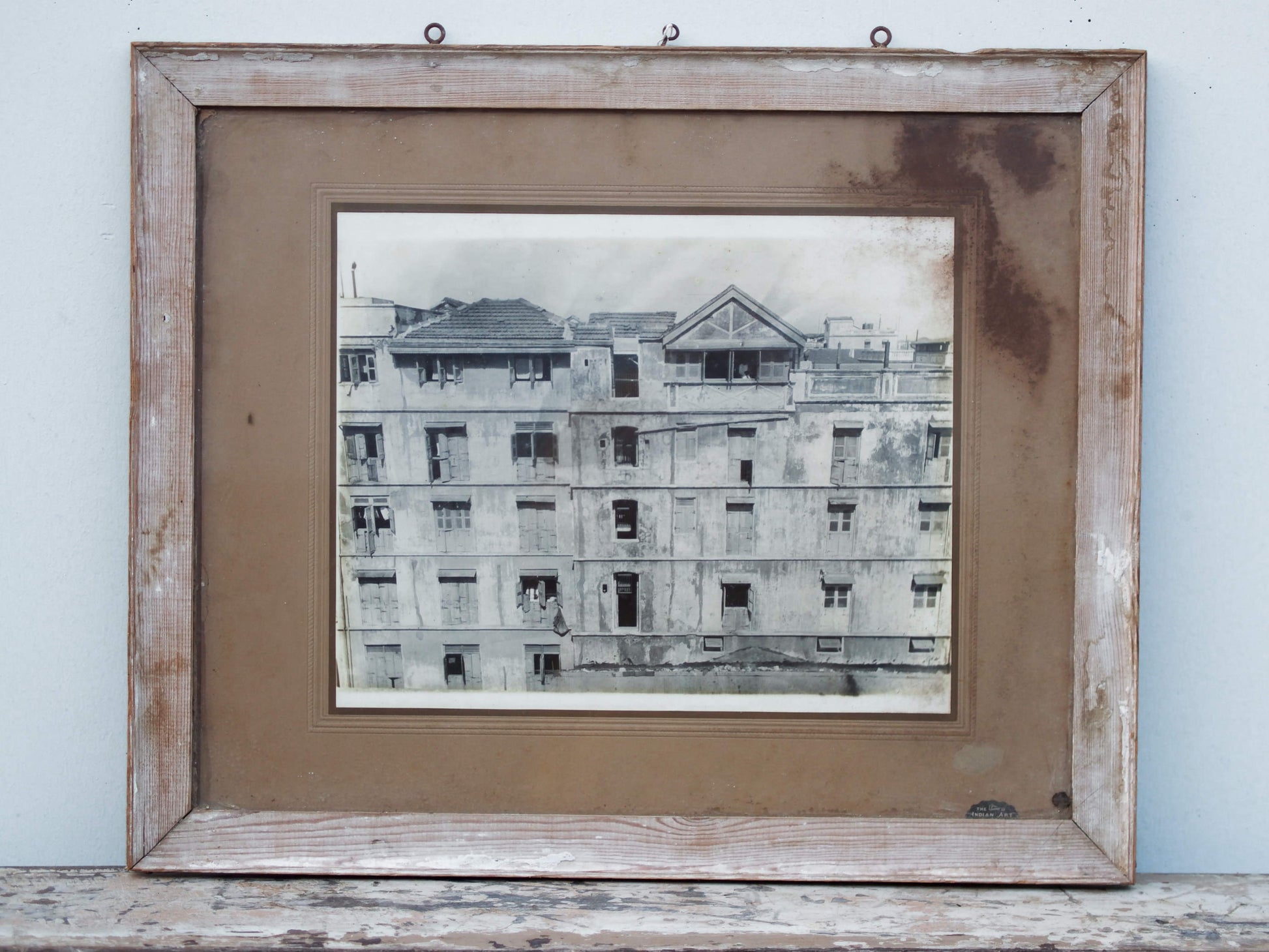 Vecchia fotografia indiana raffigurate un edificio, cornice e foto databili anni 70/80, pezzo unico conservato originale .  Provenienza Indiana, legno e foto .  dimensioni cornice 60x50cm.    per ulteriori info o dettagli  mail info@etniko.it watshapp 0039 3338778241  instagram / facebook / etsy : etnikobycrosato