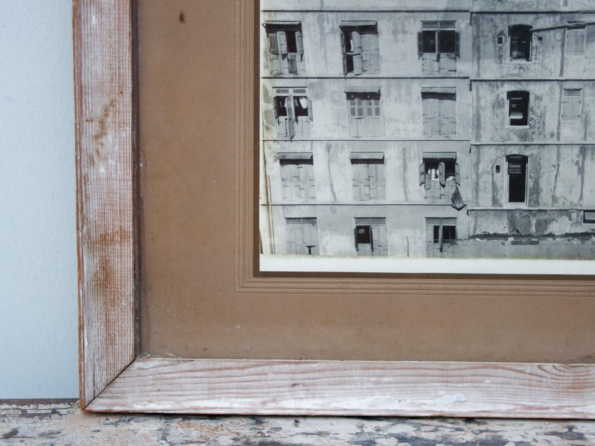 Vecchia fotografia indiana raffigurate un edificio, cornice e foto databili anni 70/80, pezzo unico conservato originale .  Provenienza Indiana, legno e foto .  dimensioni cornice 60x50cm.    per ulteriori info o dettagli  mail info@etniko.it watshapp 0039 3338778241  instagram / facebook / etsy : etnikobycrosato