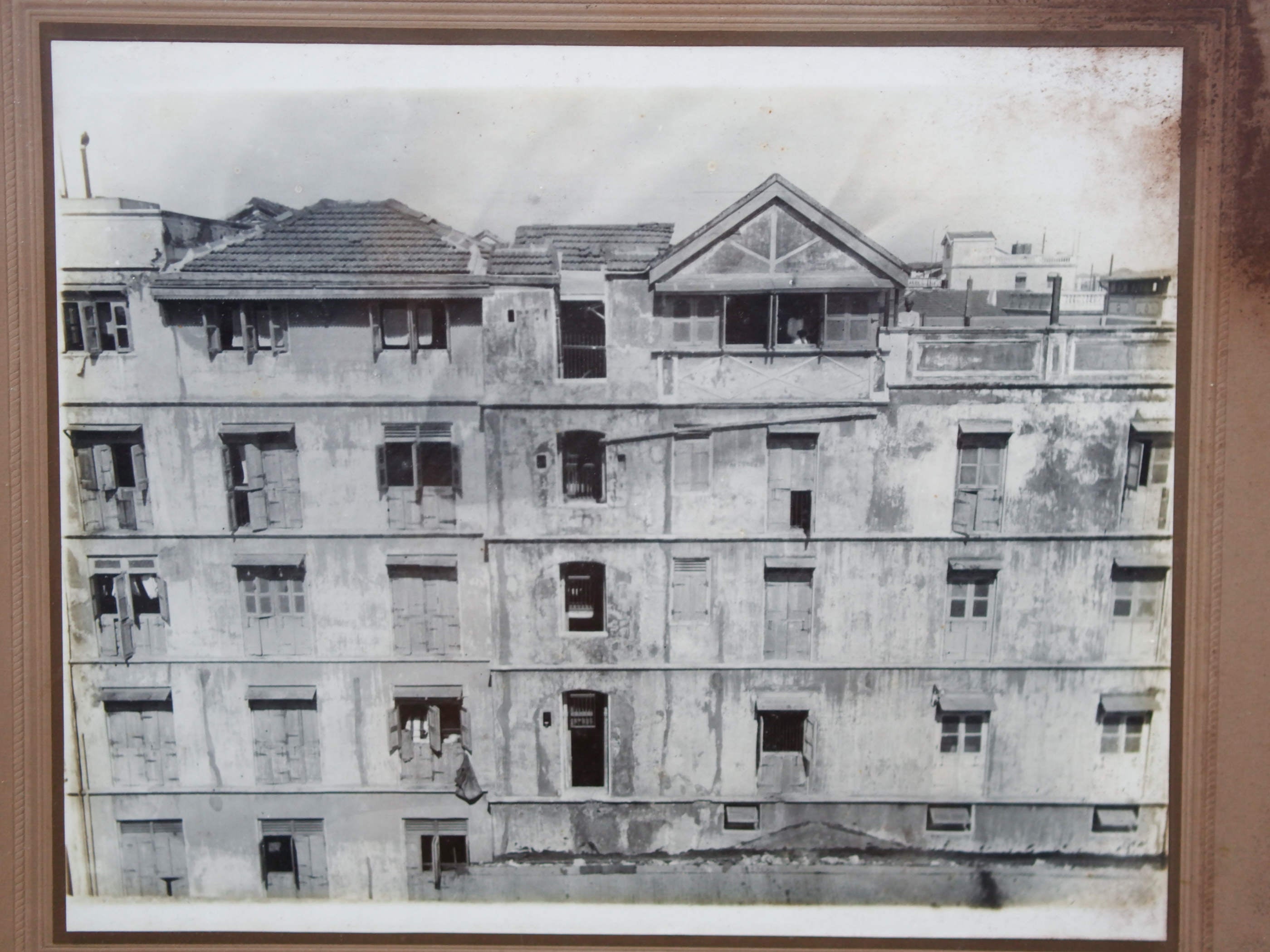 Vecchia fotografia indiana raffigurate un edificio, cornice e foto databili anni 70/80, pezzo unico conservato originale .  Provenienza Indiana, legno e foto .  dimensioni cornice 60x50cm.    per ulteriori info o dettagli  mail info@etniko.it watshapp 0039 3338778241  instagram / facebook / etsy : etnikobycrosato