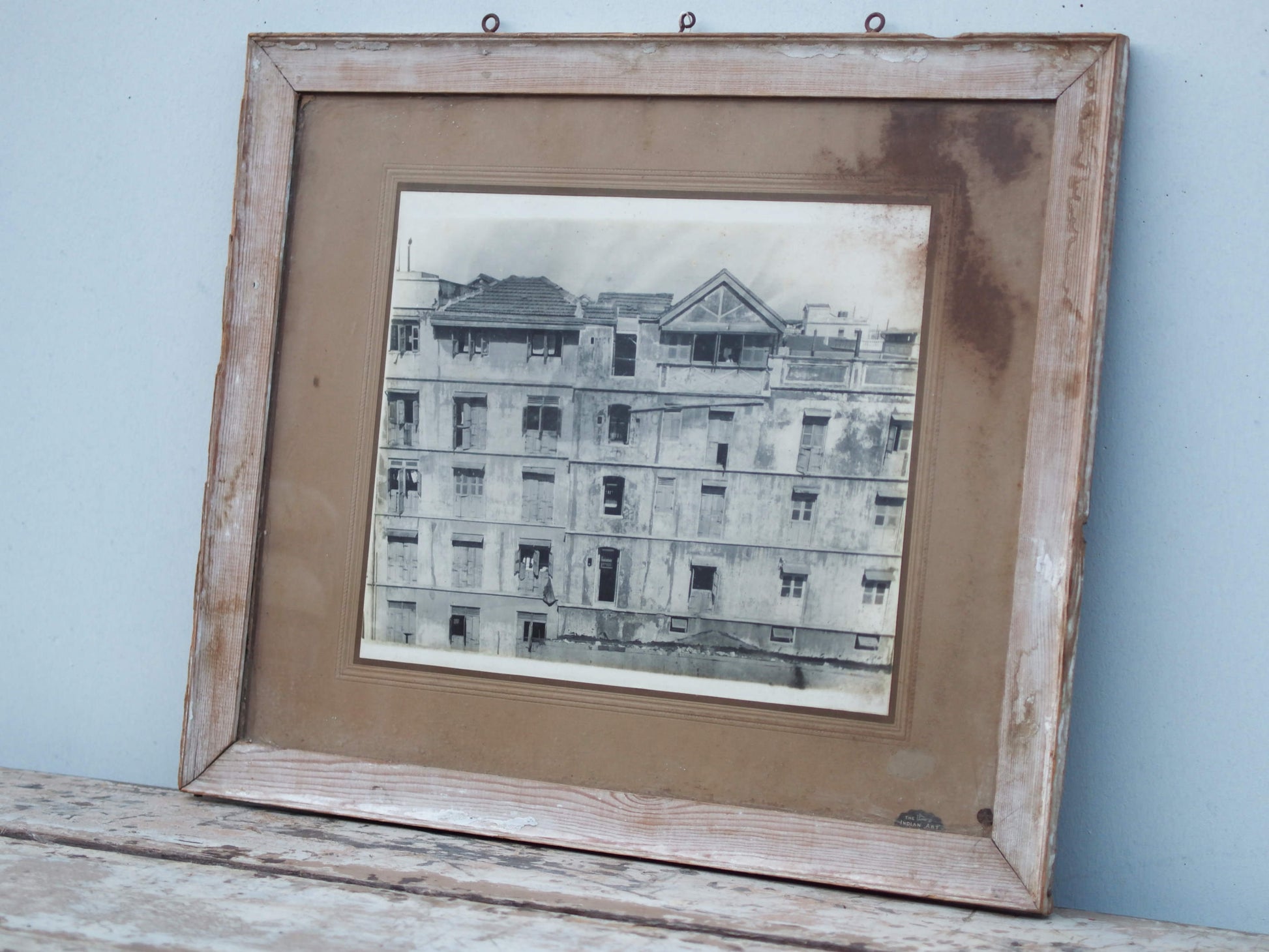 Vecchia fotografia indiana raffigurate un edificio, cornice e foto databili anni 70/80, pezzo unico conservato originale .  Provenienza Indiana, legno e foto .  dimensioni cornice 60x50cm.    per ulteriori info o dettagli  mail info@etniko.it watshapp 0039 3338778241  instagram / facebook / etsy : etnikobycrosato