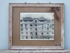 Vecchia fotografia indiana raffigurate un edificio, cornice e foto databili anni 70/80, pezzo unico conservato originale .  Provenienza Indiana, legno e foto .  dimensioni cornice 60x50cm.    per ulteriori info o dettagli  mail info@etniko.it watshapp 0039 3338778241  instagram / facebook / etsy : etnikobycrosato