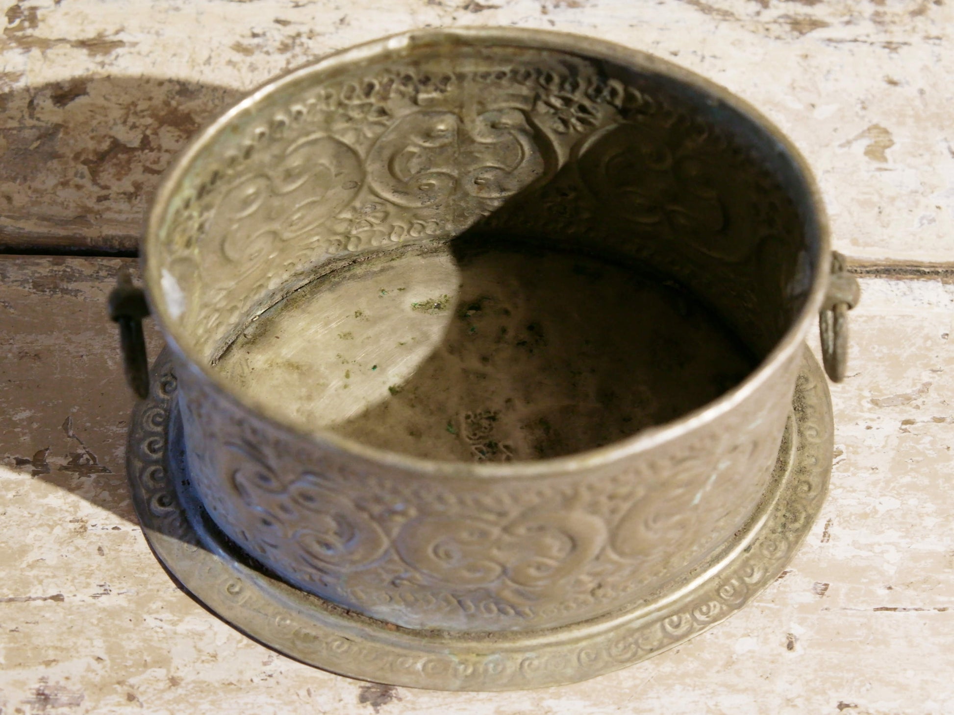 vaso , cestino , portapiante .... marocchino in metallo lavorato artigianalmente ed inciso .  dimensioni 18x13xh13cm.  pezzo unico lavorato e cesellato a mano .  la patina è originale perchè databile anni 70/80 . su richiesta si può lucidare per dare il colore , la pasta di un tempo .