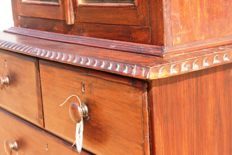 Credenza Coloniale Indiana In Legno Di Teak, Con Vetrina A 2 Ante Con 1 Ripiano Interno e 5 Cassetti Nella Zona Inferiore. Dimensioni 95x40xh185cm.