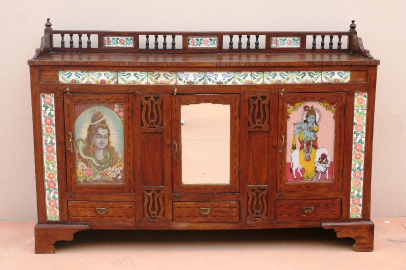 Credenza Indiana In Stile Coloniale Con Leggere Influenze Etniche, Generalmente Questi Mobili Erano Destinati Agli Inglesi Che Risiedevano In India E Non Alle Esportazioni Del Periodo Coloniale. Pezzo Unico E Raro Con 1 Anta Centrale A Vetro, 2 Laterali Dipinte E 3 Cassetti. Particolare La Presenza Delle Decorazioni Con Piastrelle Colorate. Dimensioni 186x55xh130cm.