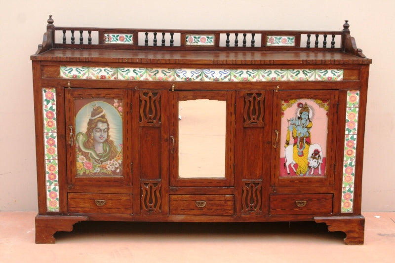 Credenza Indiana In Stile Coloniale Con Leggere Influenze Etniche, Generalmente Questi Mobili Erano Destinati Agli Inglesi Che Risiedevano In India E Non Alle Esportazioni Del Periodo Coloniale. Pezzo Unico E Raro Con 1 Anta Centrale A Vetro, 2 Laterali Dipinte E 3 Cassetti. Particolare La Presenza Delle Decorazioni Con Piastrelle Colorate. Dimensioni 186x55xh130cm.