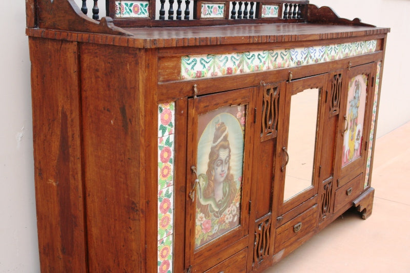 Credenza Indiana In Stile Coloniale Con Leggere Influenze Etniche, Generalmente Questi Mobili Erano Destinati Agli Inglesi Che Risiedevano In India E Non Alle Esportazioni Del Periodo Coloniale. Pezzo Unico E Raro Con 1 Anta Centrale A Vetro, 2 Laterali Dipinte E 3 Cassetti. Particolare La Presenza Delle Decorazioni Con Piastrelle Colorate. Dimensioni 186x55xh130cm.