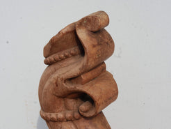 Fregio Indiano Antico Inciso In Legno Di Teak, Ricavato da Antichi Elementi Architettonici. Originale,  Autentico E Di Difficile Reperibilità, E' Dotato Di Basamento In Ferro. Dimensioni 25x25xh100cm.