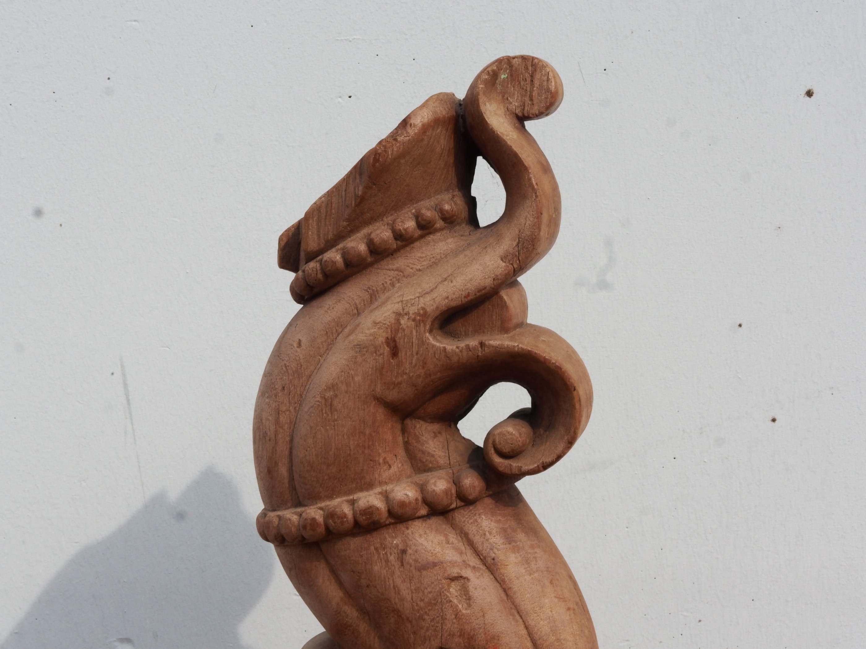 Fregio Indiano Antico Inciso In Legno Di Teak, Ricavato da Antichi Elementi Architettonici. Originale,  Autentico E Di Difficile Reperibilità, E' Dotato Di Basamento In Ferro. Dimensioni 25x25xh100cm.