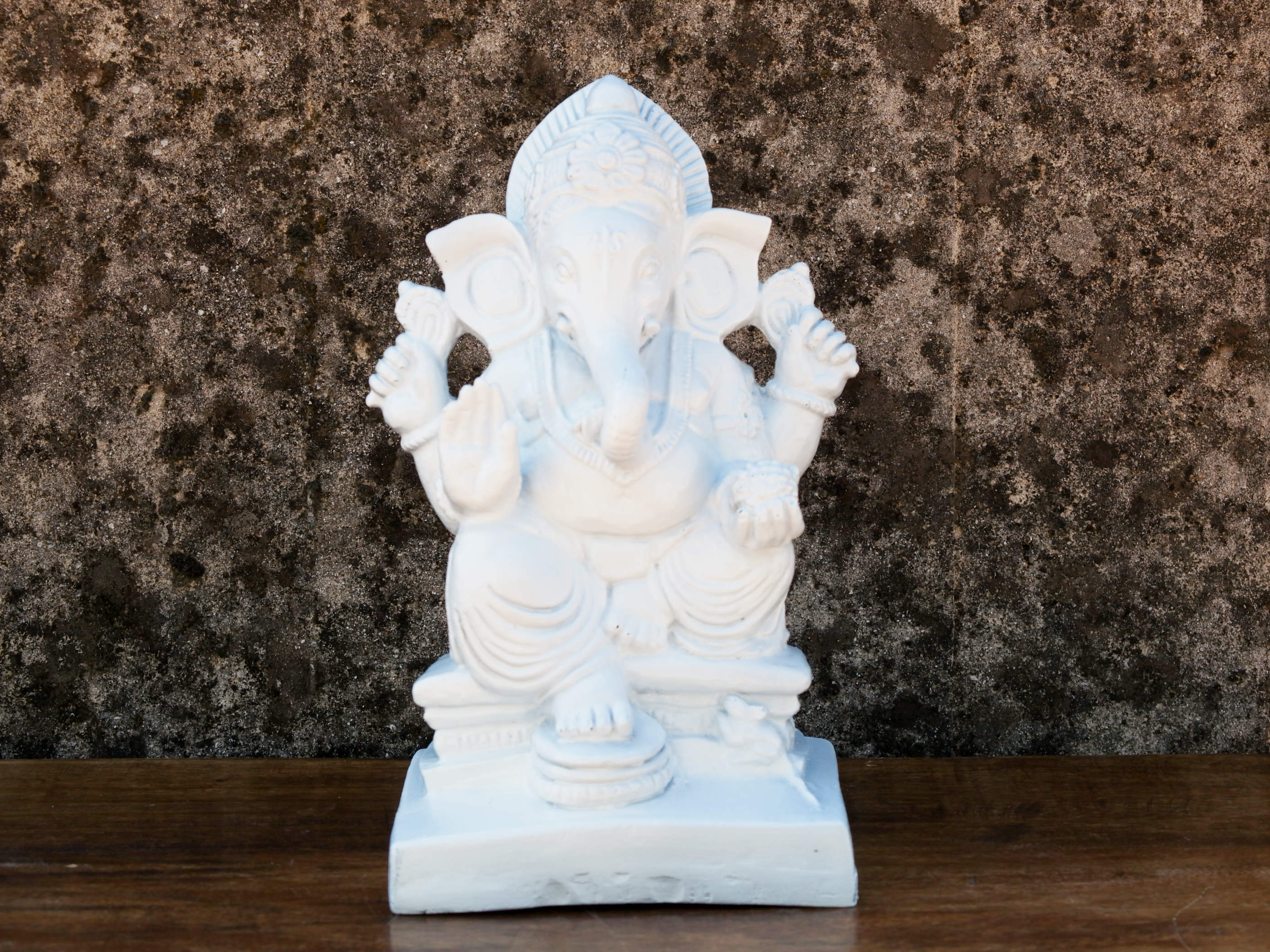 statua ganesha in gesso dipinta.  dimensioni 15x14 h28cm.  per maggiori info o dettagli info@etniko.it 0039 3338778241