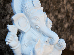 statua ganesha in gesso dipinta.  dimensioni 15x14 h28cm.  per maggiori info o dettagli info@etniko.it 0039 3338778241