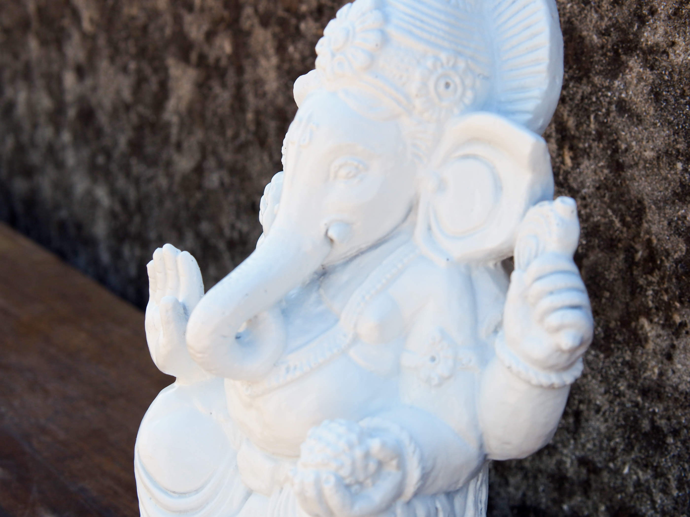 statua ganesha in gesso dipinta.  dimensioni 15x14 h28cm.  per maggiori info o dettagli info@etniko.it 0039 3338778241