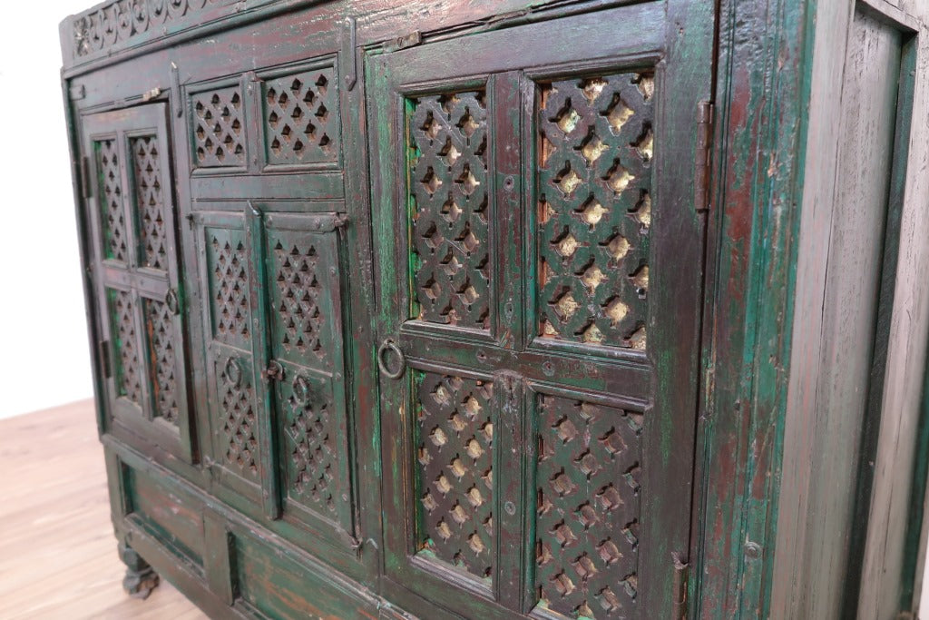 Credenza Indiana In Legno Di Teak Dipinto Verde, Con 4 Ante Incise. Pezzo Unico. Dimensioni 95x40xh80cm.