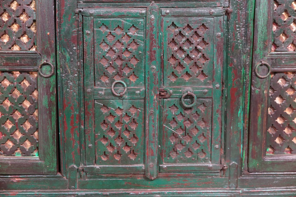 Credenza Indiana In Legno Di Teak Dipinto Verde, Con 4 Ante Incise. Pezzo Unico. Dimensioni 95x40xh80cm.