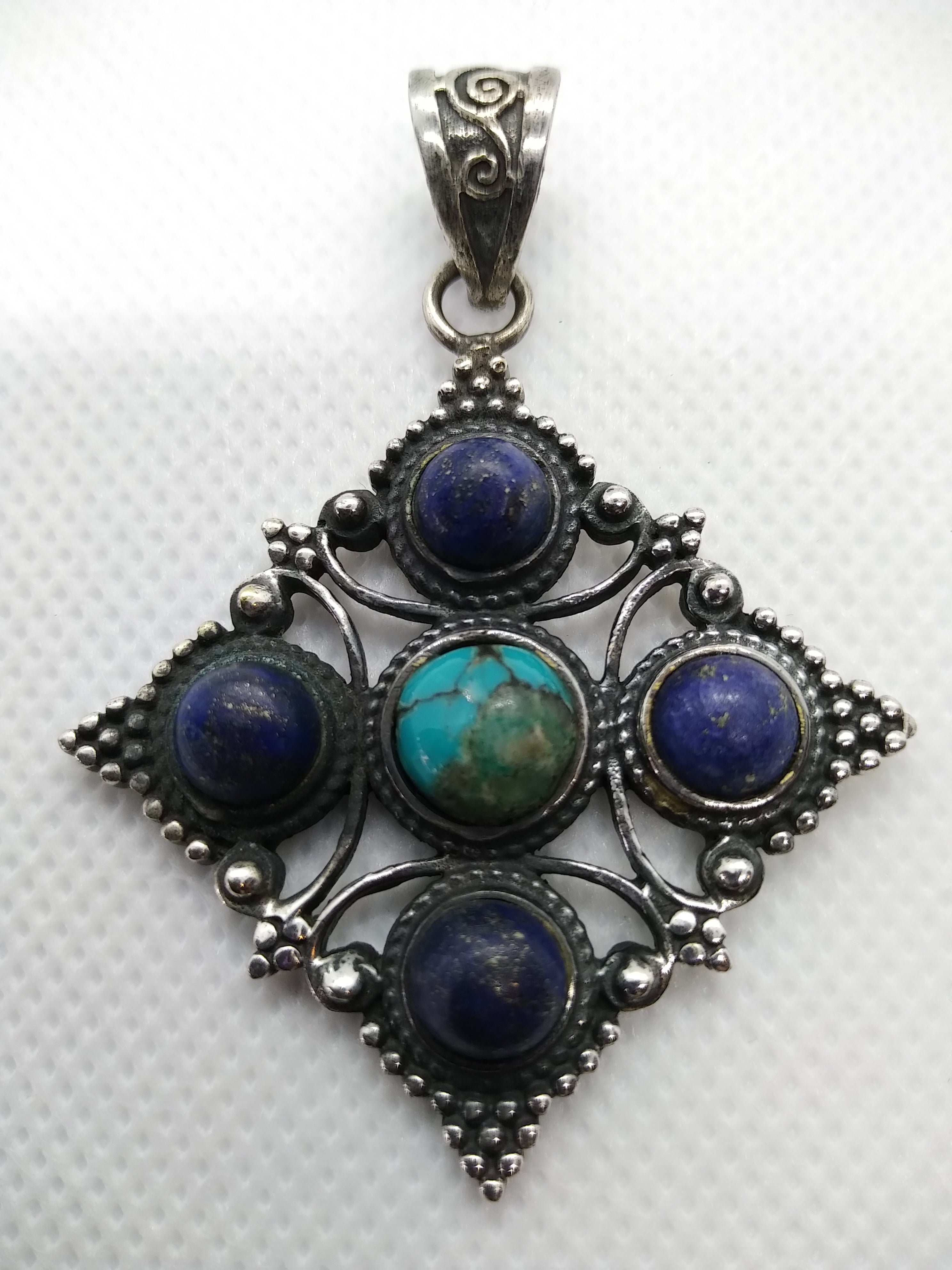 pendaglio tibetano / nepalese in argento 800 con turchesi e lapislazzulo  pezzo unico lavorato artigianalmente tutto originale ed autentico .   peso 15gr  dimensioni 4,3x4,3 cm