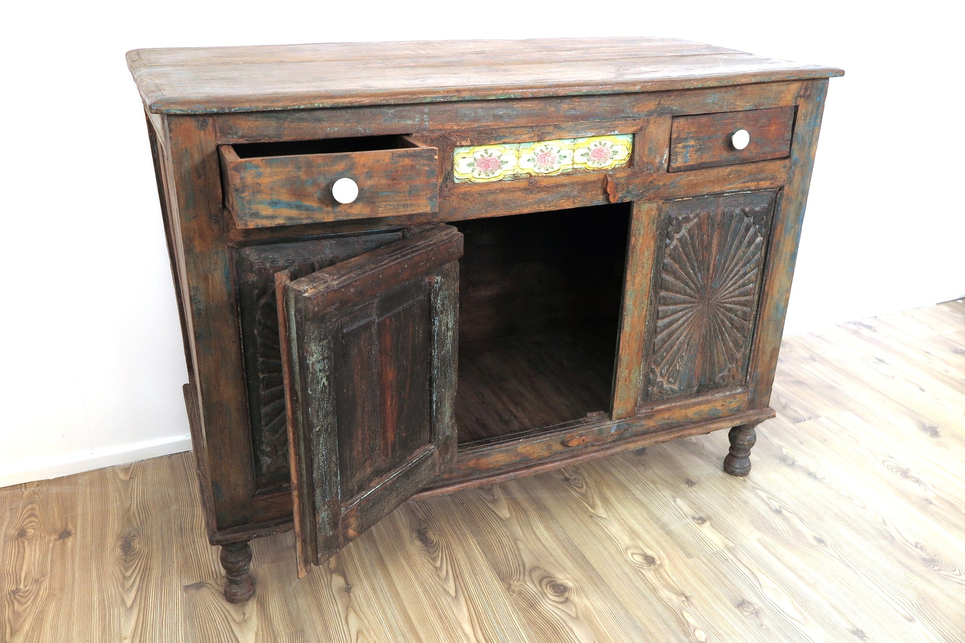 Credenza Indiana In Stile Coloniale Con Leggere Influenze Etniche, Generalmente Questi Mobili Erano Destinati Agli Inglesi Che Risiedevano In India E Non Alle Esportazioni Del Periodo Coloniale. Pezzo Unico E Raro Con 1 Anta E 2 Cassetti, Particolare La Presenza Delle Decorazioni Con Piastrelle Colorate. Dimensioni 126x59xh94cm.