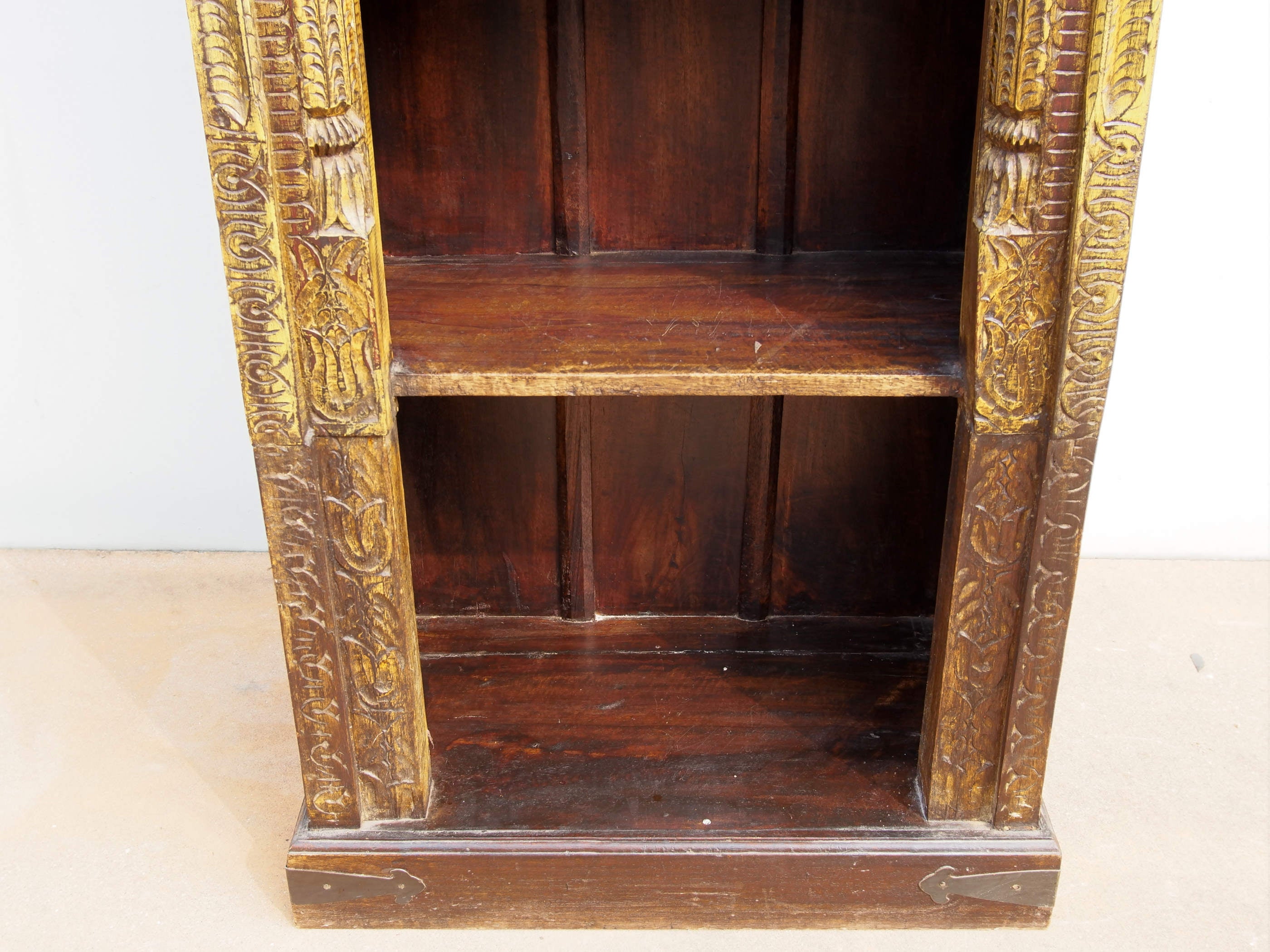 Libreria Indiana Con Fregio Recuperato Da Un Antico Portale In Legno Di Teak. Dotata Di 3 Ripiani. Databile Primi '900.  Dimensioni 76x45xh177cm.