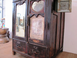 Antica Credenza Indiana In Legno Di Teak Con 2 Cassetti E 2 Ante Frontali, 2 Piccole Ante Nella Parte Laterale Sinistra E 1 Piccola Anta Nella Parte Laterale Destra. In Stile Coloniale E' Databile Fine '800 Primi '900. Autentica E Conservata In Ogni Sua Parte. Dimensioni 70x70xh106cm.